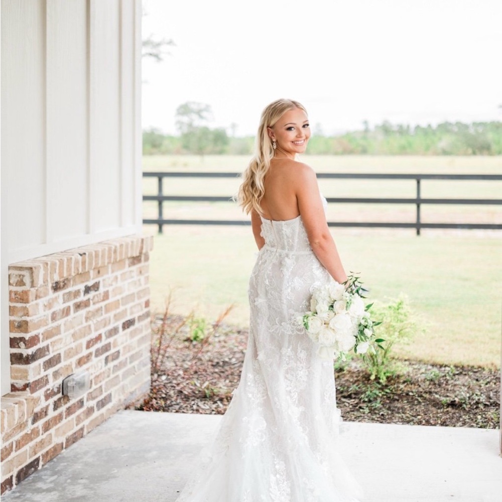 Elegant White Lace Wedding Dress